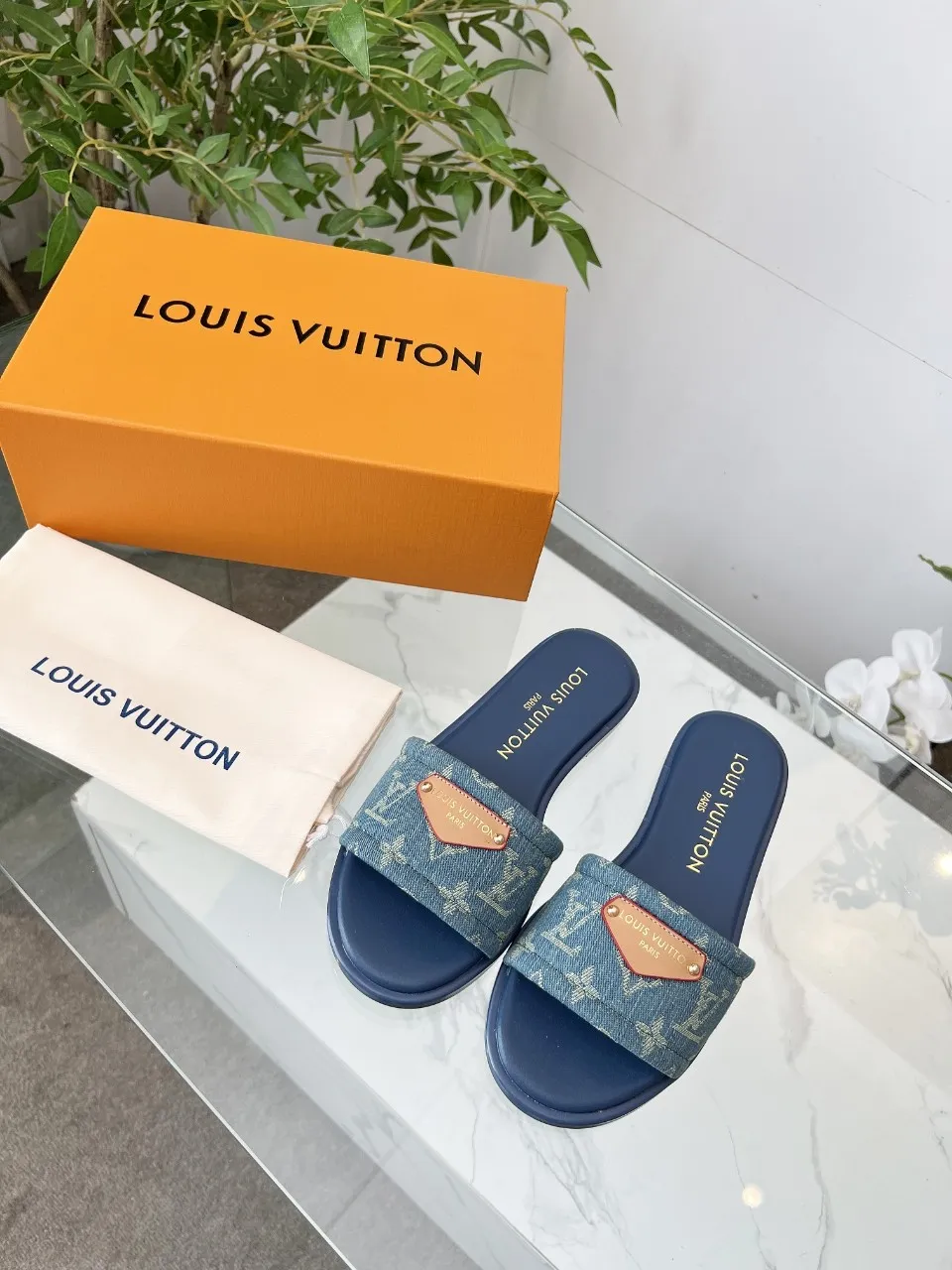 👟👟Ex-factory price 320👟👟 Genuine leather sole +40 Louis Vuitton, 1:1 advanced customization upper, fabric: customized LV special fabric, lining: sheepskin, original molding hardware, code number: 35-42, order with pictures, welcome to send pictures to place an order,